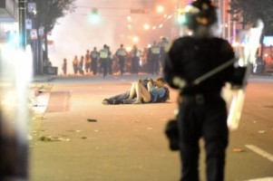 Vancouver_riot_kissing_couple